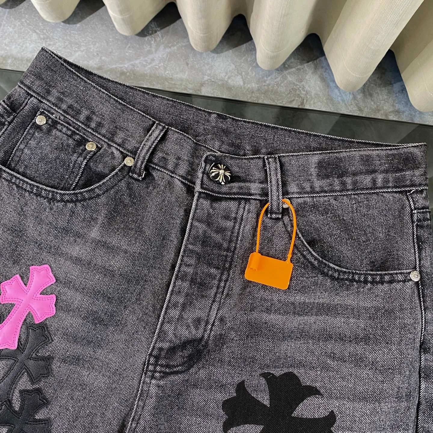 P250 CH Chromehearts official website limited edition black and purple cross patchwork leather jeans, priced at 34W level, patchwork cross pattern embellishment, washed jeans! ! An absolutely high-end luxury product, a 1.9W-level god-level single product, a super popular product, made by top heavy industry, a magic weapon that cannot be missed! [About Zangyin] This is an extremely luxurious fashion brand that can also be called the aristocracy of the high street. It has always been an exclusive brand for some hipsters or rich second generations. Compared with ordinary high streets, it is more luxurious and noble. Compared with luxury brands, it is more fashionable and individual. It has always been a brand that I have a special liking for. [Top heavy industry fashion design] Consistently high-street luxury style. Speaking of this style, the Zangyin family and GU family are definitely the leading representative brands. Especially the Zangyin family has really achieved a state-of-the-art effect in creating high-street style. The unique washed material is used to create this style. The color system is already quite eye-catching. After it is decorated with patchwork cross flowers, it cleverly highlights the charm of the brand. Secondly, this style uses classic The high-waist cutting design highlights the long legs and fashionable temperament of the upper body. The brand is highly recognizable and the slim fit configuration is more suitable for daily wear. It is a product that interprets personality, fashion, and specifications at a glance. This single product is enough to make any fan excited. It can be a white T-shirt for a youthful college style, or a tight suspender for a royal style. It has strong matching ability and can be easily controlled by men.  [Materials and craftsmanship] Needless to say, this point goes without saying. As an excellent craftsman brand, Zangyin’s requirements for details and craftsmanship are really perfect. The washed color of this model has gone through so many processes, not to mention the embellishment of denim appliques. It is also purely hand-made and sewn. Just like what they believe in, only hand-made things have soul and have the meaning of wear. A top-notch heavy-duty fashionable denim item, I look forward to your perfect interpretation! !  Color: black gray Size: 28-36